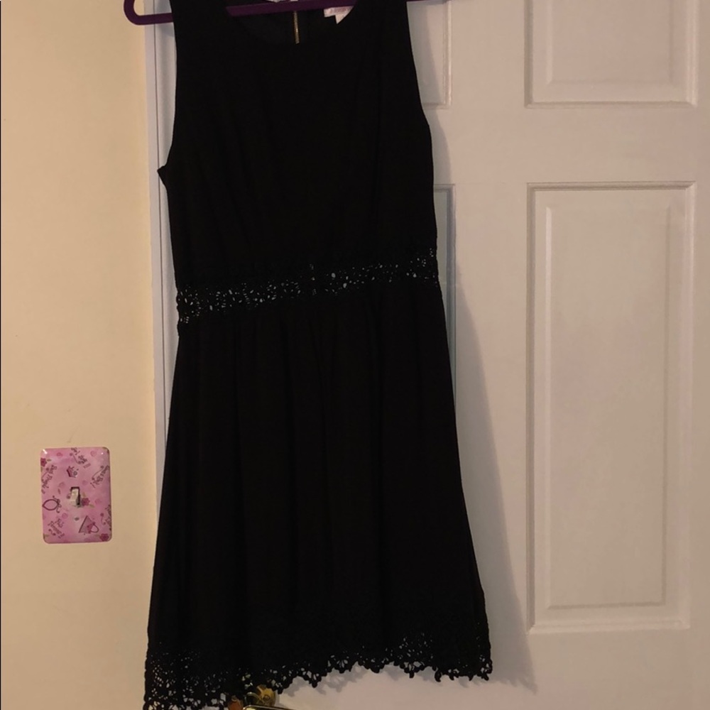 Sleeveless cutout dress with lace detail